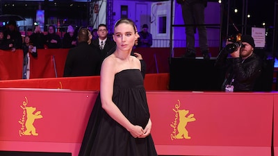 Rooney Mara presume por sorpresa de embarazo en la alfombra roja: otras celebrities que también lo hicieron