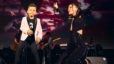 El hijo de Lorena Gómez interrumpe un concierto de su madre para hacerle una simpática petición