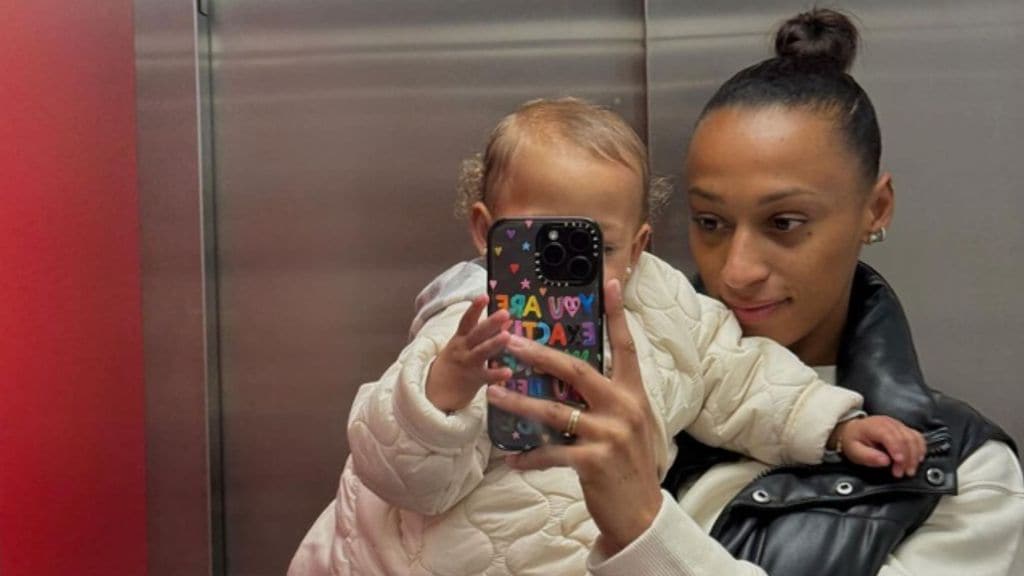 La emoción de Ana Peleteiro con su hija de 1 año celebrando su último triunfo a pie de pista