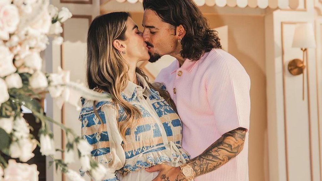 Maluma, de ídolo rebelde y 'sex-symbol' a futuro papá entregado con su look más formal y rosa en la 'baby shower'