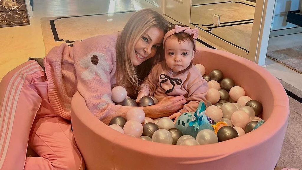 Ana Obregón celebra el 11º cumplemés de Anita con una piscina de bolas, looks coordinados ¡y un inseparable compañero!