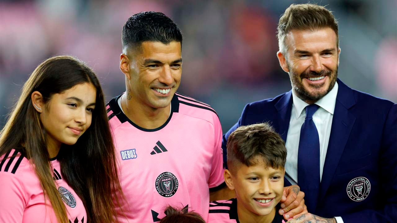 La familia de Luis Suárez le arropa en su debut con el equipo de David Beckham 
