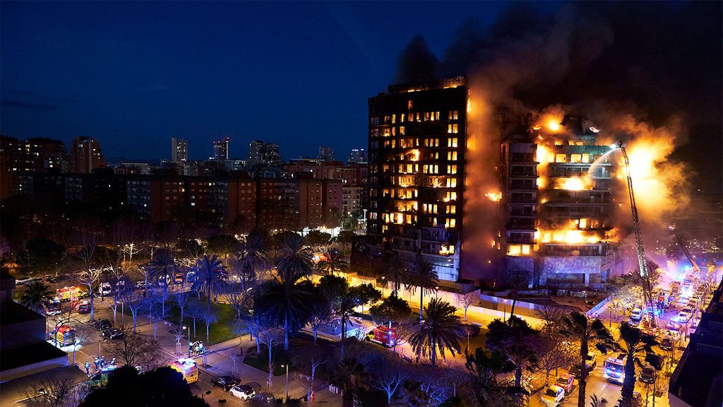 Conmoción por el incendio de dos edificios de viviendas en Valencia: 9 muertos y dos bomberos hospitalizados