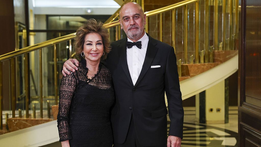 La gran noche de Ana Rosa Quintana junto a su marido: premiada por su carrera y con beso incluido