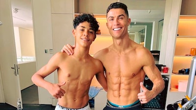 No te pierdas a Cristiano Ronaldo y su hijo mayor, de 13 años, presumiendo de abdominales