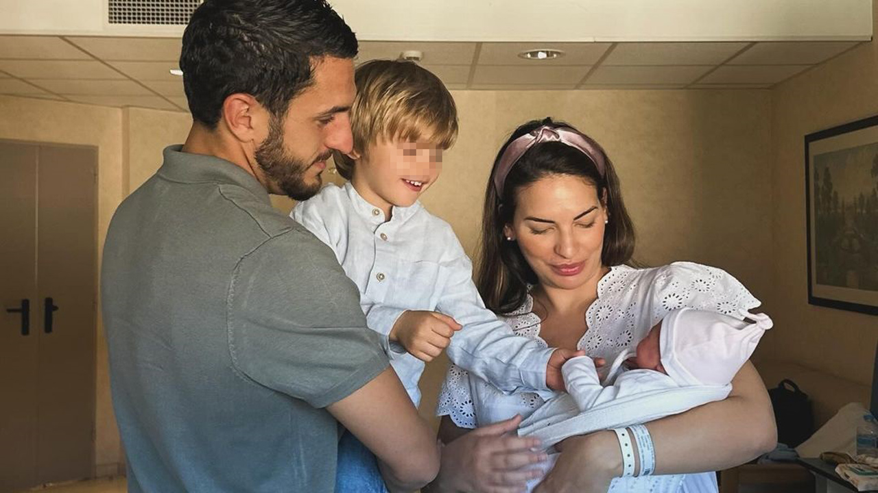 La emoción de Beatriz Espejel y Koke cuando su hijo mayor ha conocido a su hermanita recién nacida