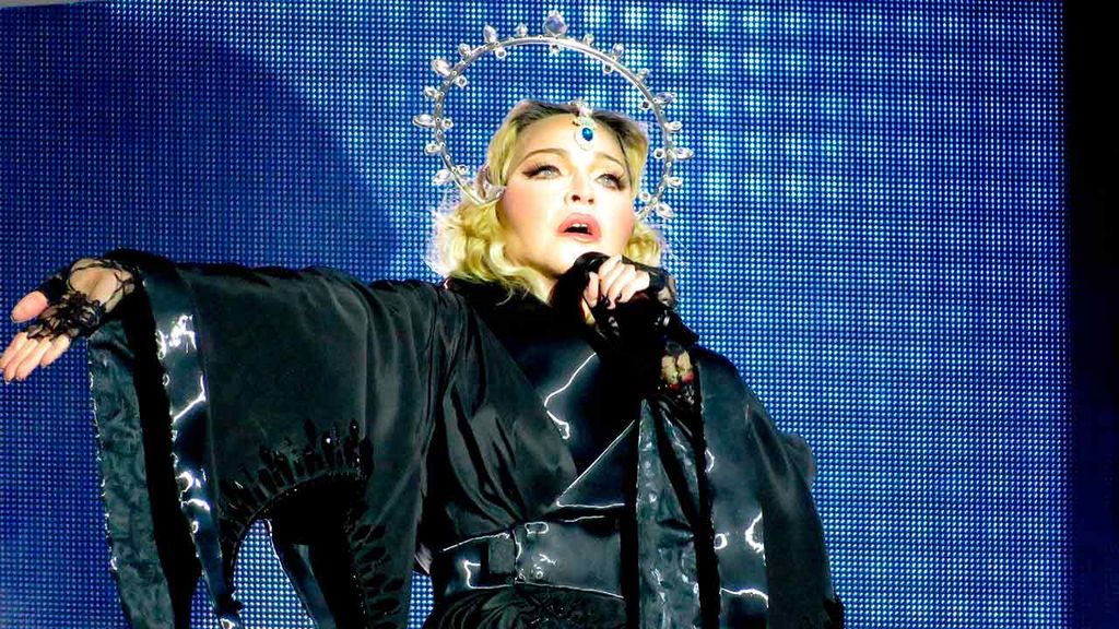 Madonna cantando en un concierto en 2024