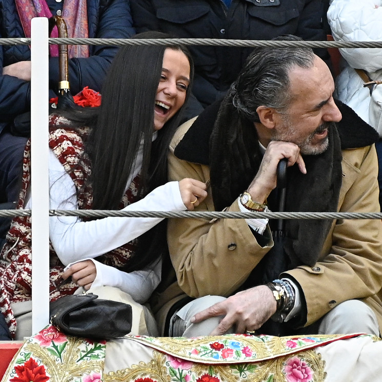 Victoria de Marichalar, risas y confidencias con su padre en una velada taurina junto a Nuria González y las hermanas Lapique