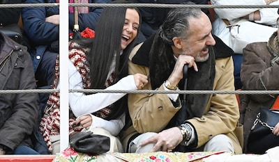 Victoria de Marichalar, risas y confidencias con su padre en una velada taurina junto a Nuria González y las hermanas Lapique