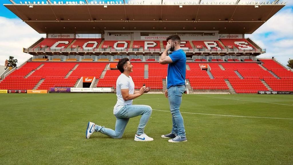 El futbolista Josh Cavallo le pide matrimonio a su novio en el estadio de su equipo