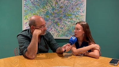 La entrevista más familiar de Ester Expósito con su tío, el periodista Ángel Expósito, y su madre como invitada
