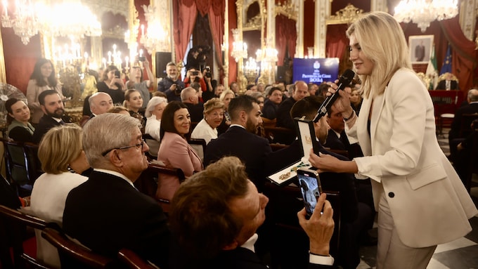 Sandra Golpe recibe la Medalla de la provincia de Cádiz