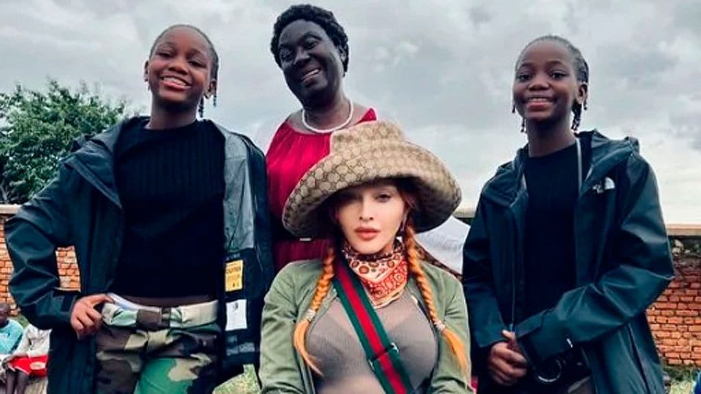 Madonna regresa con sus gemelas de 11 años a Malawi, el país donde nacieron