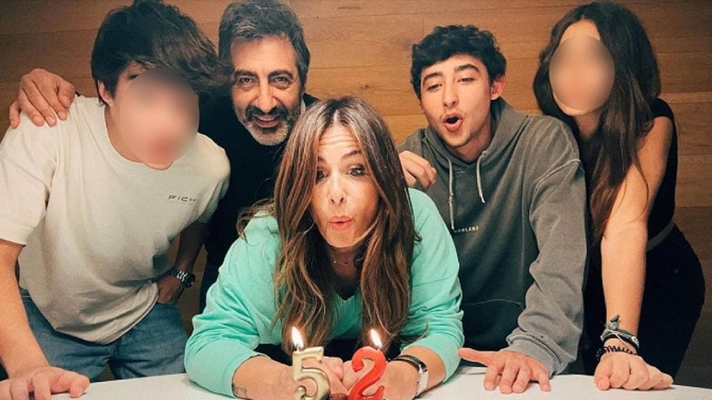 Nuria Roca celebra su 52 cumpleaños rodeada de toda su familia y con una romántica felicitación de Juan del Val