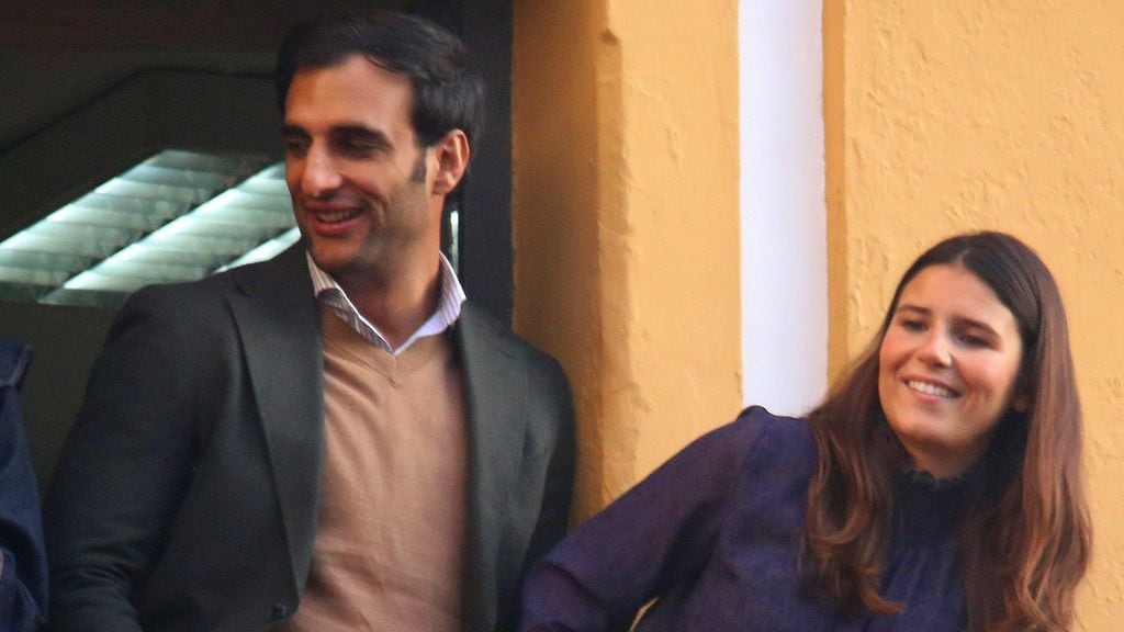 Cayetana Rivera disfruta de la Semana Santa de Sevilla junto a su novio y Lourdes Montes