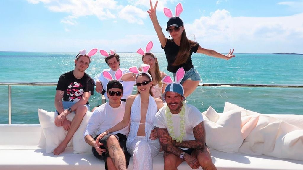 Así han pasado los Beckham las vacaciones de Pascua: en yate, disfrazados y Victoria bailando con Nicola Peltz