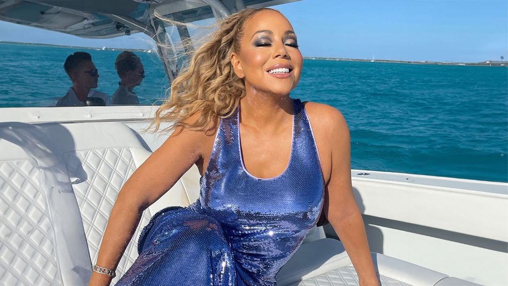 Mariah Carey celebra su 55 cumpleaños posando como una sirena con lentejuelas y en alta mar