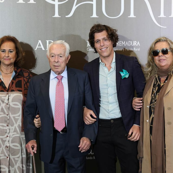 Su mujer, su hija y su nieto: el gran apoyo de Curro Romero al recibir un premio por su trayectoria como torero