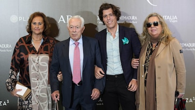 Su mujer, su hija y su nieto: el gran apoyo de Curro Romero al recibir un premio por su trayectoria como torero