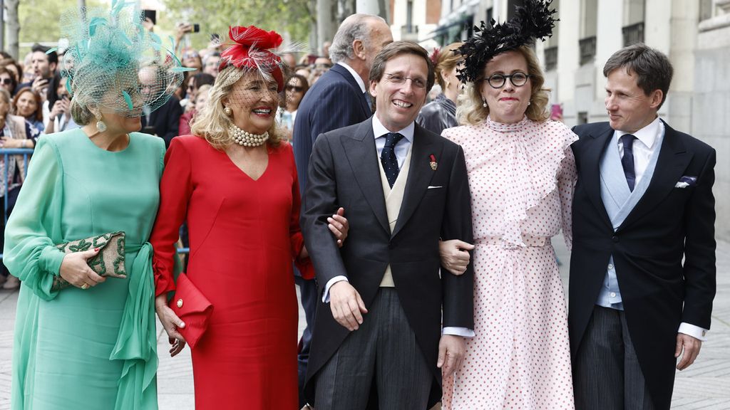 José Luis Martínez-Almeida, muy feliz rodeado de sus hermanos en el día de su boda