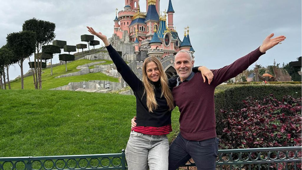 El espectacular viaje a Disneyland París de Álex Correjta y Martina Klein con sus respectivos hijos