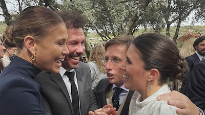 Carla Pereyra, junto a Simeone, comparte fotos inéditas de la boda de sus amigos José Luis Martínez-Almeida y Teresa Urquijo