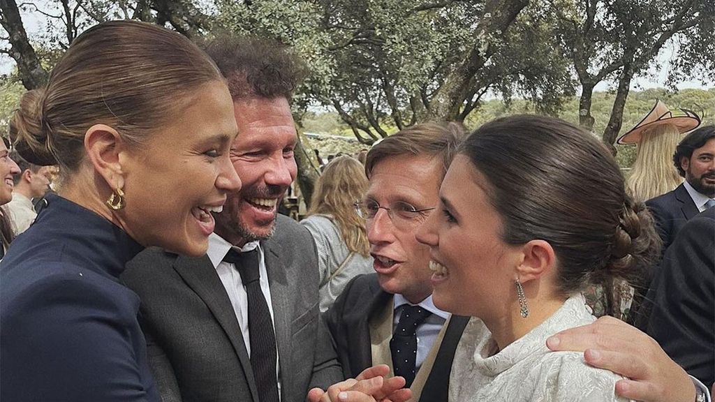 Carla Pereyra, junto a Simeone, comparte fotos inéditas de la boda de sus amigos José Luis Martínez-Almeida y Teresa Urquijo