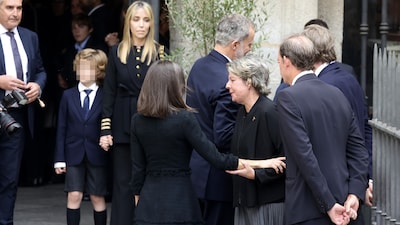 Nadia Halamandari, viuda de Fernando Gómez-Acebo, y su hijo Nicolás le recuerdan en su misa funeral