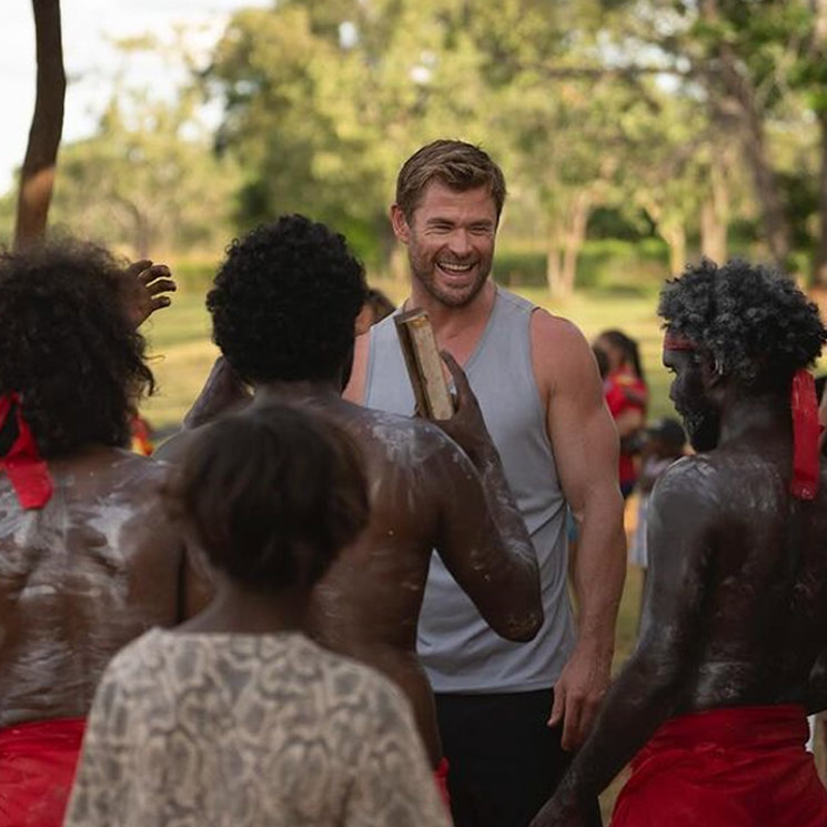 Chris Hemsworth vuelve a sus raíces visitando la comunidad aborigen en la que vivió de pequeño