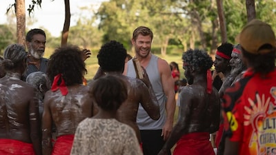 Chris Hemsworth vuelve a sus raíces visitando la comunidad aborigen en la que vivió de pequeño