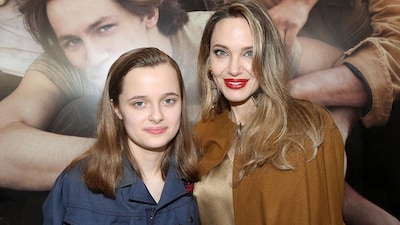 Angelina Jolie, feliz con sus hijos Pax y Vivienne en el estreno de su musical en Broadway