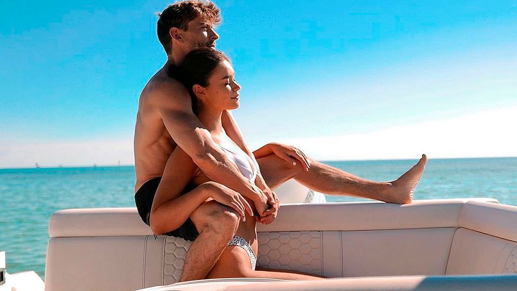 La espectacular escapada a Ibiza de Adrián Lastra y su novia Clara Chaín antes de la final de 'Bailando con las estrellas'