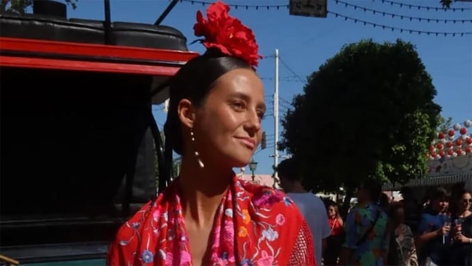 Victoria de Marichalar se divierte con Cayetana Rivera en la Feria de Sevilla