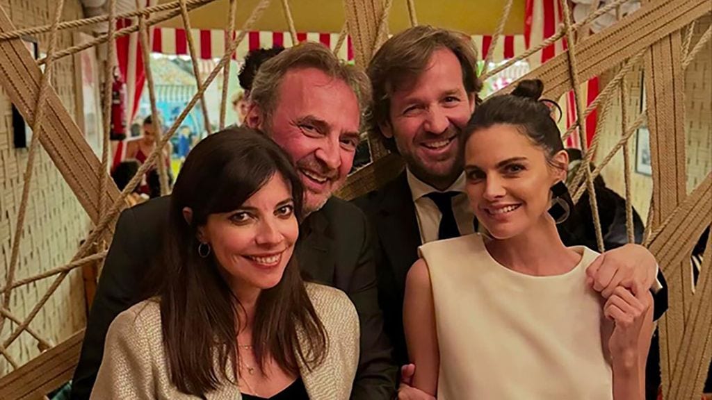 Amaia Salamanca y Rosauro Varo, anfitriones de Maribel Verdú y Pedro Larrañaga en la Feria de Abril de Sevilla