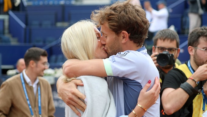 El tenista y su mujer besándose apasionadamente