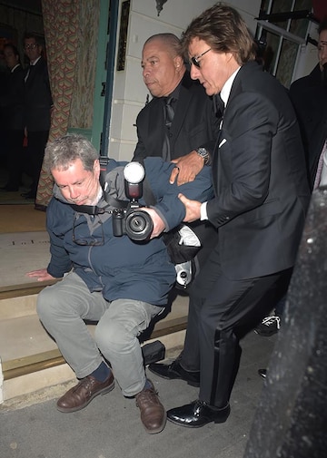Tom Cruise ayuda a un fotógrafo que se cayó en la fiesta de Victoria Beckham
