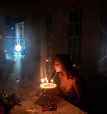 Carys Zeta sopla las velas por sus 21 años