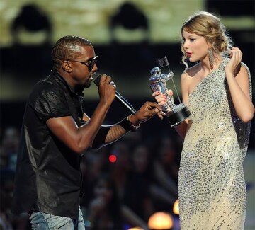 Kanye interrumpió a Taylor en una entrega de premios y ese fue el inicio de su guerra personal
