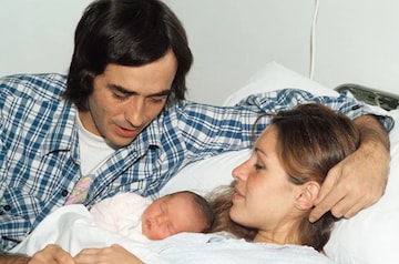 Serrat y Candela junto a su primera hija, María