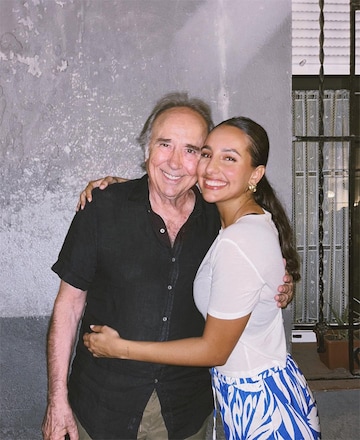 Joan Manuel Serrat con su nieta Luna