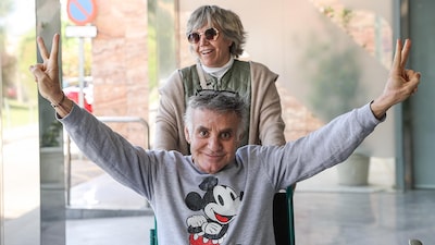 Joaquín Torres abandona el hospital entre signos de victoria, pero sin su marido Raúl Prieto