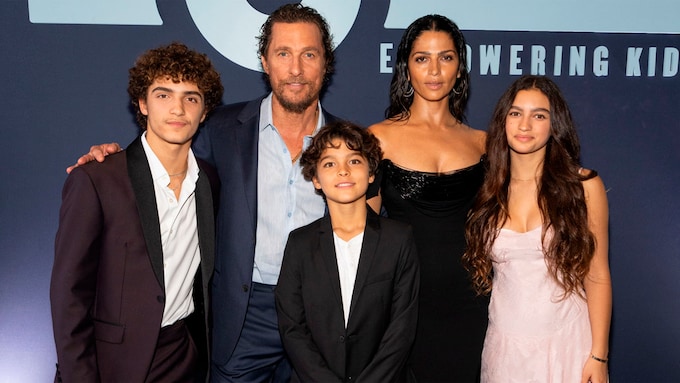 Matthew McConaughey y Camila Alves posan con sus hijos adolescentes