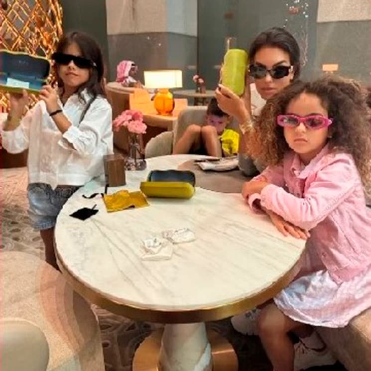 El día de compras de Georgina junto a sus hijas Alana Martina y Eva, ¡tres chicas fashion con gafas a la última!