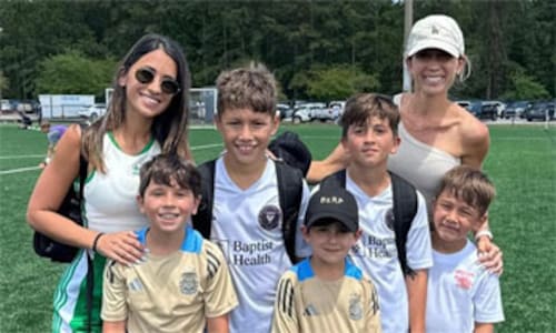 Antonela Roccuzzo, tarde de fútbol con sus hijos y su amiga Sofía Balbi animando al pequeño Thiago