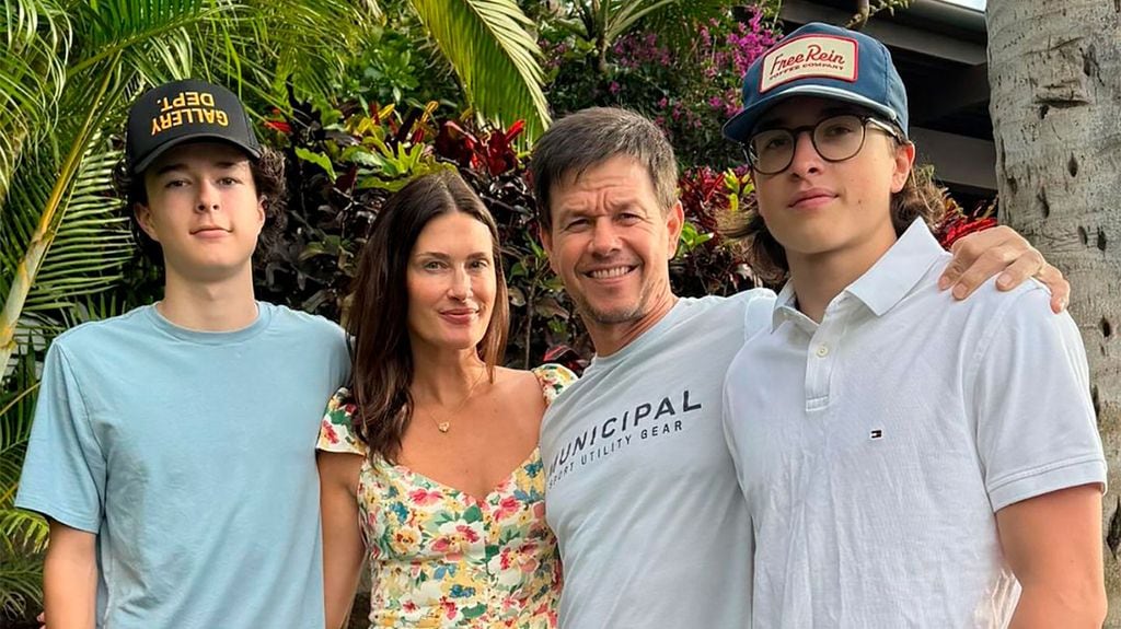 Mark Wahlberg posa con sus hijos adolescentes en Hawái y se queja de que ya son más altos que él
