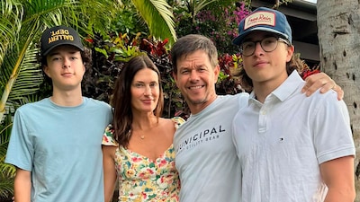 Mark Wahlberg posa con sus hijos adolescentes en Hawái y se queja de que ya son más altos que él