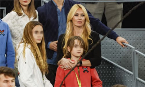 El encuentro de Carolina Cerezuela con su ídolo de juventud, Alejandro Sanz, que posa con los tres hijos de la presentadora