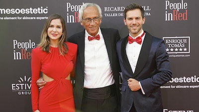 Marc Clotet y Natalia Sánchez, orgullosos anfitriones de la gala People in Red organizada por el padre del actor