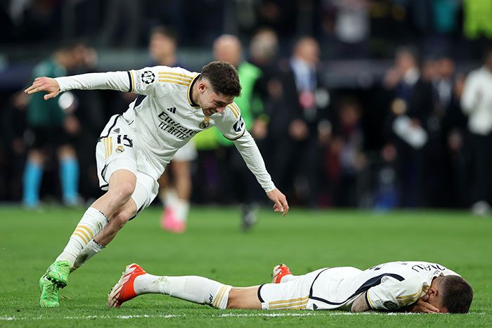 Joselu Mato llora en el campo tras dar la victoria al Real Madrid con dos goles suyos