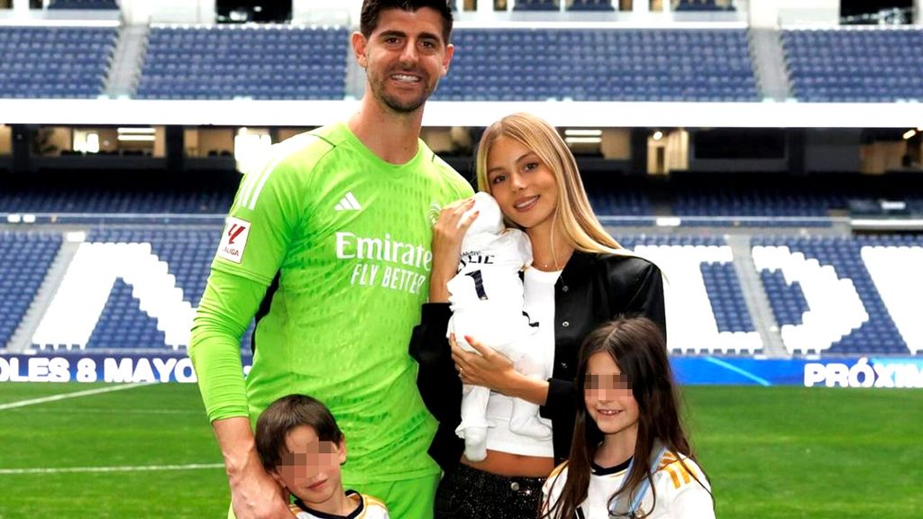 Thibaut Courtois Posa Por Primera Vez Con Mishel Gerzig Y Sus Tres thibaut-courtois-posa-por-primera-vez-con-mishel-gerzig-y-sus-tres